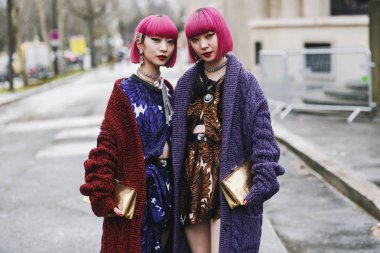 Paris, Fransa - 5 Mart 2019: Sokak stili kıyafet - Ami Suzuki, Aya Suzuki Paris Moda Haftası sırasında bir defile öncesi - Pfwfw19