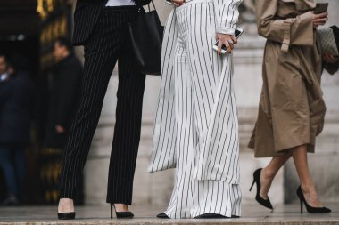Paris, Fransa - 04 Mart 2019: Paris Moda Haftası sırasında sokak stili görünümü - Pfwfw19