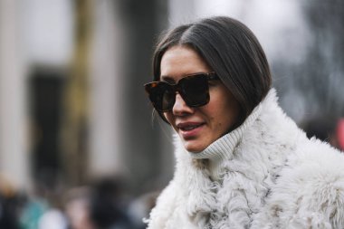 Paris, Fransa - 05 Mart 2019: Paris Moda Haftası sırasında bir defile sonra Sokak tarzı kıyafet Julie Pelipas - Pfwfw19