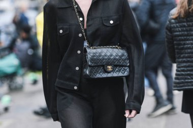 Paris, Fransa - 03 Mart 2019: Paris Moda Haftası sırasında bir defile den sonra sokak stili kıyafet, yakın çekim - Pfwfw19