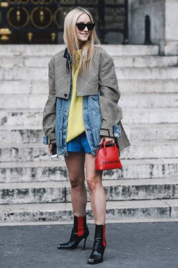Paris, Fransa - 04 Mart 2019: Sokak stili kıyafet - Paris Moda Haftası sırasında bir defile sonra Moda kişi - Pfwfw19