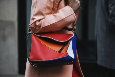 Paris, Fransa - 03 Mart 2019: Paris Moda Haftası sırasında bir defile den sonra sokak stili kıyafet, yakın çekim - Pfwfw19
