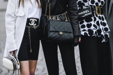 Paris, Fransa - 05 Mart 2019: Sokak stili kıyafet - Paris Moda Haftası sırasında bir defile den sonra Chanel çanta giyen kadın - Pfwfw19