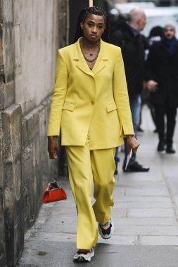 Paris, Fransa - 03 Mart 2019: Sokak stili kıyafet - Candace Marie Paris Moda Haftası sırasında bir defile sonra - Pfwfw19