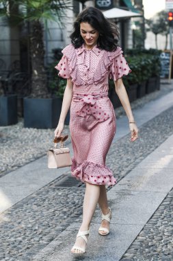 Milano, İtalya - 21 Şubat 2019: Milano Moda Haftası'nda bir defileden sonra sokak stili Kıyafet - Mfwfw19