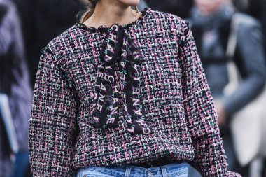Paris, Fransa - 05 Mart 2019: Sokak stili kıyafet - Paris Moda Haftası sırasında bir defile sonra Chanel kıyafeti - Pfwfw19