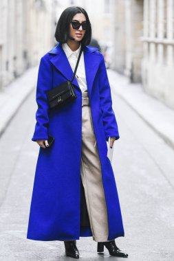 Paris, Fransa - 03 Mart 2019: Sokak stili kıyafet - Paris Moda Haftası sırasında bir defile sonra - Pfwfw19