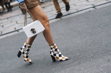 Milano, İtalya - 23 Şubat 2019: Milano Moda Haftası sırasında bir defile sonrası Sokak stili Çanta detayı - Mfwfw19