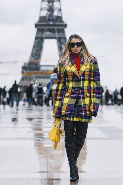 Paris, Fransa - 02 Mart 2019: Sokak stili kıyafet - Paris Moda Haftası sırasında bir defile sonra - Pfwfw19