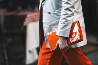 Milano, İtalya - 21 Şubat 2019: Milano Moda Haftası sırasında bir defile sonrası Sokak stili Çanta detayı - Mfwfw19