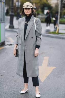 Paris, Fransa - 05 Mart 2019: Milano Moda Haftası'nda bir defile öncesi sokak stili kıyafet - Pfwfw19