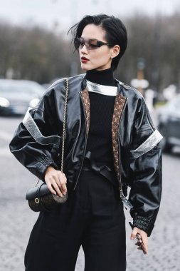 Paris, Fransa - 05 Mart 2019: Milano Moda Haftası'nda bir defile öncesi sokak stili kıyafet - Pfwfw19