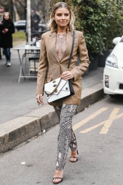 Milano, İtalya - 23 Şubat 2019: Sokak stili - Milano Moda Haftası sırasında defile öncesi poz veren şık bir görünüme sahip kız - Mfwfw19