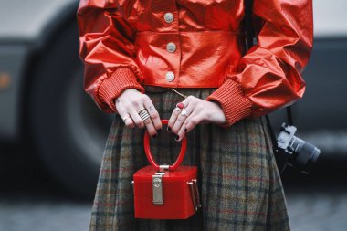 Paris, Fransa - 05 Mart 2019: Milano Moda Haftası'nda bir defile öncesi sokak stili kıyafet - Pfwfw19