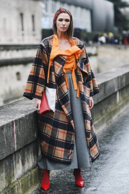 Paris, Fransa - 03 Mart 2019: Sokak stili kıyafet - Paris Moda Haftası sırasında bir defile sonra - Pfwfw19