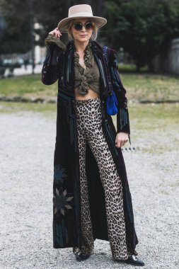 Milano, İtalya - 23 Şubat 2019: Milano Moda Haftası'nda bir defileden sonra sokak stili Kıyafet - Mfwfw19