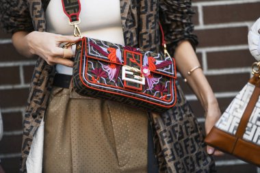 Milano, İtalya - 21 Şubat 2019: Sokak stili - Milano Moda Haftası sırasında bir defile den sonra ayrıntılı Fendi çanta - Mfwfw19