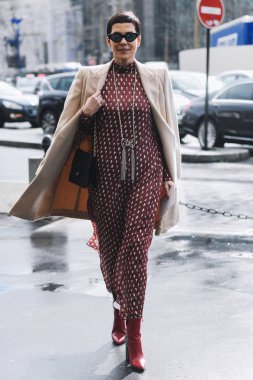 Paris, Fransa - 04 Mart 2019: Sokak stili kıyafet - Paris Moda Haftası sırasında bir defile sonra - Pfwfw19
