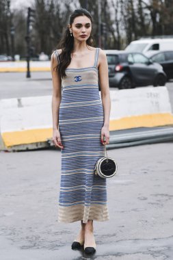 Paris, Fransa - 05 Mart 2019: Milano Moda Haftası'nda bir defile öncesi sokak stili kıyafet - Pfwfw19