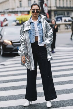 Paris, Fransa - 04 Mart 2019: Sokak stili kıyafet - Paris Moda Haftası sırasında bir defile sonra Moda kişi - Pfwfw19