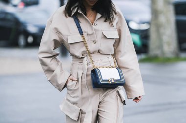 Paris, Fransa - 05 Mart 2019: Milano Moda Haftası'nda bir defile öncesi sokak stili kıyafet - Pfwfw19
