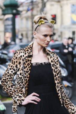 Paris, Fransa - 05 Mart 2019: Milano Moda Haftası'nda bir defile öncesi sokak stili kıyafet - Pfwfw19