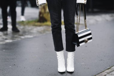 Paris, Fransa - 01 Mart 2019: Sokak stil kıyafeti - Yoyo Cao bir defile sırasında Paris moda haftası - Pfwfw19 önce