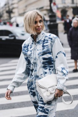 Paris, Fransa - 04 Mart 2019: Sokak stili kıyafet - Paris Moda Haftası sırasında bir defile sonrası Xenia Adonts - Pfwfw19