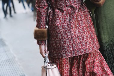 Milano, İtalya - 21 Şubat 2019: Milano Moda Haftası sırasında bir defile sonrası Sokak stili Kıyafet detayı - Mfwfw19