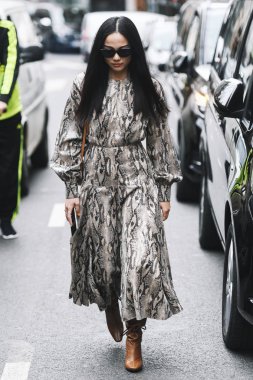 Paris, Fransa - 03 Mart 2019: Sokak stili kıyafet - Yoyo Cao Paris Moda Haftası sırasında bir defile sonra - Pfwfw19