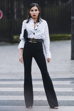 Paris, Fransa-Mart 01, 2019: sokak tarzı kıyafet-Karina Nigay Paris moda haftası sırasında bir moda gösterisi önce-Pfwfw19