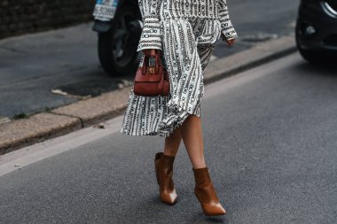 Milano, İtalya - 23 Şubat 2019: Milano Moda Haftası'nda bir defile öncesi sokak stili kıyafet modelleri, blogcular ve etkileyiciler - Mfwfw19