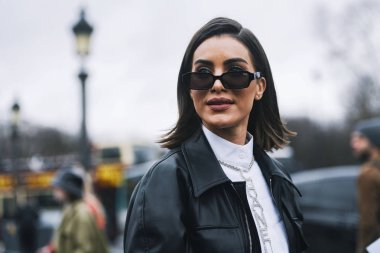 Paris, Fransa - 05 Mart 2019: Milano Moda Haftası'nda bir defile öncesi sokak stili kıyafet - Pfwfw19