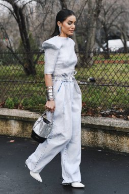 Paris, Fransa-Mart 01, 2019: sokak tarzı kıyafet-Paris moda haftası sırasında bir moda gösterisi önce Camila Coelho-Pfwfw19