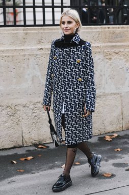 Paris, Fransa - 02 Mart 2019: Sokak stili kıyafet - Caroline Daur Paris Moda Haftası sırasında bir defile sonra - Pfwfw19