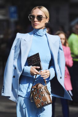 Milano, İtalya - 21 Şubat 2019: Milano Moda Haftası'nda bir defile öncesi Sokak stili Kıyafet - Mfwfw19