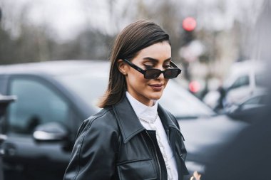Paris, Fransa - 05 Mart 2019: Milano Moda Haftası'nda bir defile öncesi sokak stili kıyafet - Pfwfw19