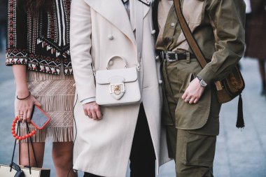 Milano, İtalya - 20 Şubat 2019: Milano Moda Haftası'nda bir defile öncesi sokak stili kıyafetler - Mfwfw19