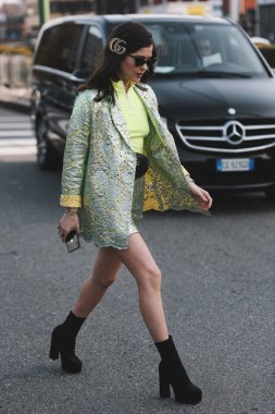 Milano, İtalya - 20 Şubat 2019: Milano Moda Haftası'nda bir defile öncesi sokak stili kıyafetler - modeller, blogcular ve etkileyiciler - Mfwfw19