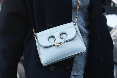 Milano, İtalya - 24 Şubat 2019: Milano Moda Haftası'nda bir defile öncesi Sokak stili Çanta detayı - Mfwfw19