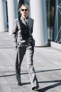 Milano, İtalya - 22 Şubat 2019: Sokak stili - Influencer Caroline Daur Milano Moda Haftası sırasında bir defile sonra - Mfwfw19