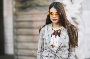 Milano, İtalya - 24 Şubat 2019: Milano Moda Haftası'nda defile öncesi sokak stili kıyafet - Mfwfw19