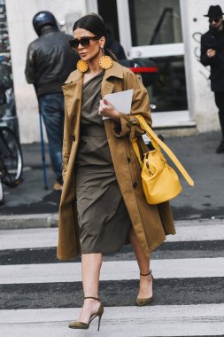 Milano, İtalya - 21 Şubat 2019: Milano Moda Haftası'nda bir defile öncesi Sokak stili Kıyafet - Mfwfw19