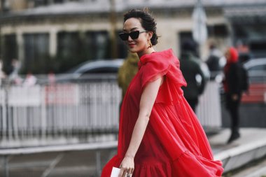 Paris, Fransa - 04 Mart 2019: Sokak stili kıyafet - Paris Moda Haftası sırasında bir defile sonrası Aimee Song - Pfwfw19