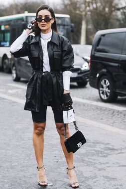 Paris, Fransa - 05 Mart 2019: Milano Moda Haftası'nda bir defile öncesi sokak stili kıyafet - Pfwfw19
