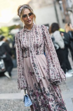 Milano, İtalya - 21 Şubat 2019: Milano Moda Haftası'nda bir defileden sonra sokak stili Kıyafet - Mfwfw19