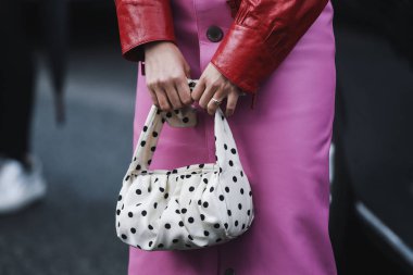 Paris, Fransa - 05 Mart 2019: Paris Moda Haftası sırasında sokak stili görünümü - Pfwfw19