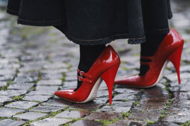 Paris, Fransa - 05 Mart 2019: Sokak stili kıyafet - Paris Moda Haftası sırasında bir defile sonra ayrıntılı kırmızı ayakkabı - Pfwfw19