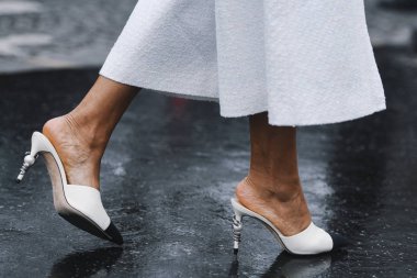 Paris, Fransa - 05 Mart 2019: Sokak stili kıyafet - Paris Moda Haftası sırasında bir defile sonrası zarif ayakkabılar - Pfwfw19