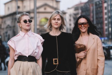 Milano, İtalya - 20 Şubat 2019: Milano Moda Haftası'nda bir defile öncesi sokak stili kıyafetler - modeller, blogcular ve etkileyiciler - Mfwfw19